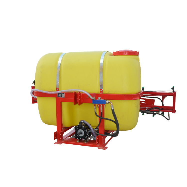 Traktorearen boom sprayer spraying
